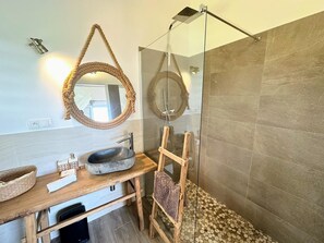 Shower, hair dryer, towels - VILLA MANGO (Grand-Bourg)