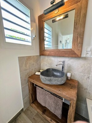 Dusj, hårføner og håndklær