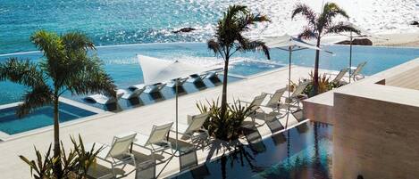 Piscina a l'aire lliure i piscina climatitzada
