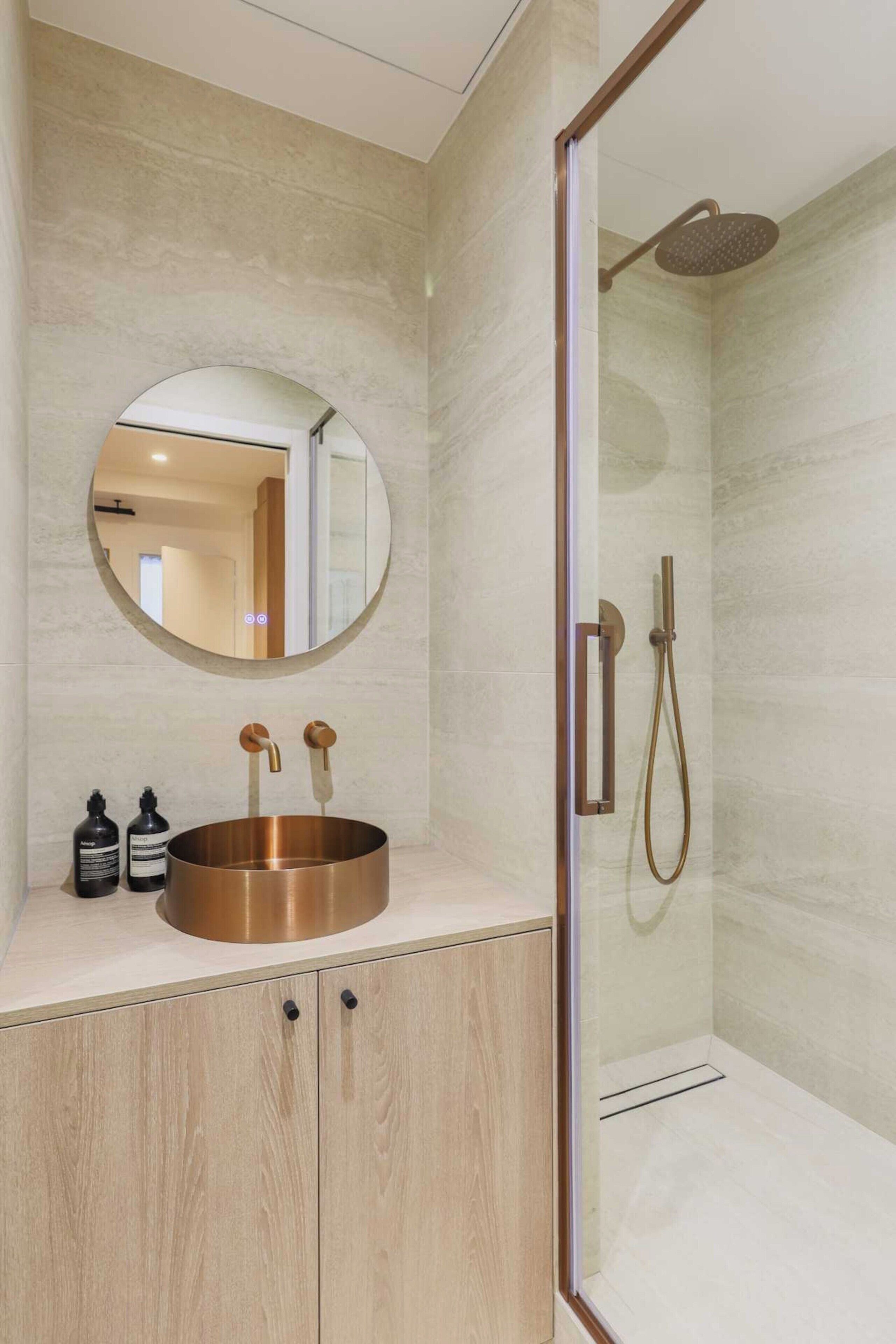 Apartment | Bathroom | Hair dryer, towels, shampoo