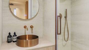 Appartement | Salle de bain | Sèche-cheveux, serviettes fournies, shampoing