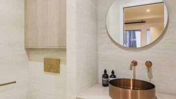 Appartement | Badkamer | Een haardroger, handdoeken, shampoo