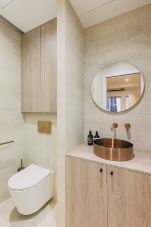 Apartment | Bathroom | Hair dryer, towels, shampoo - Elegant Apartment - 1br- 4P- Trocadero (Paris)