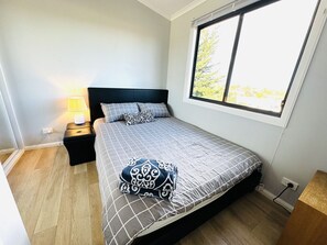 2 Schlafzimmer, Schreibtisch, Bügeleisen/Bügelbrett, kostenloses WLAN