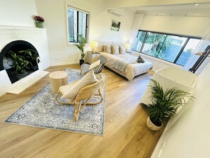 4 bedrooms, desk, free WiFi