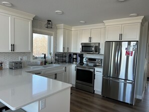 Kühlschrank, Mikrowelle, Ofen, Herdplatte