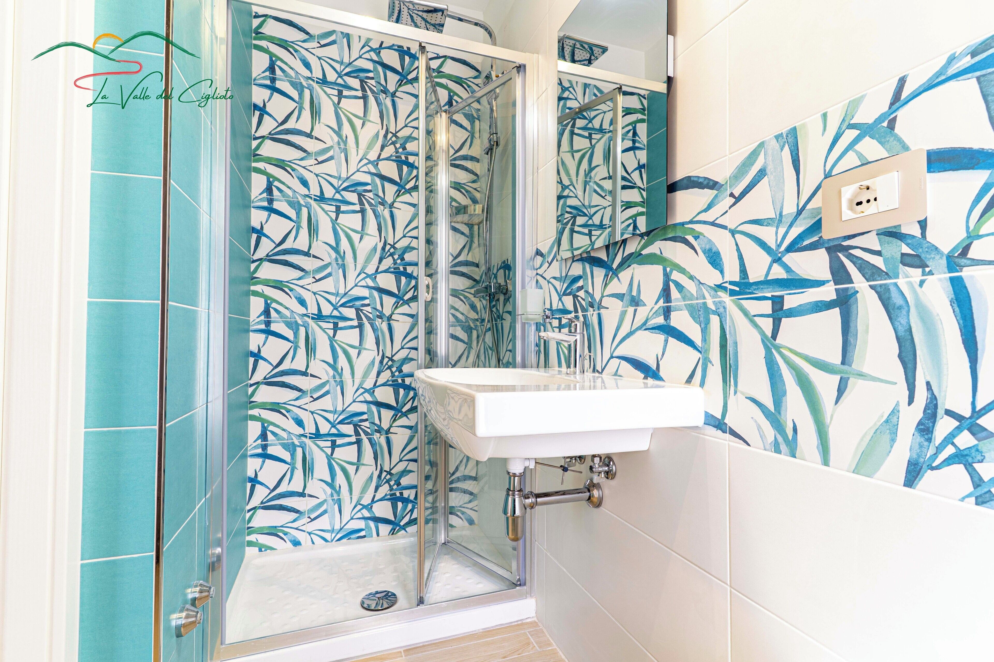 Douche, sèche-cheveux, bidet, serviettes fournies