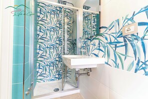 Shower, hair dryer, bidet, towels