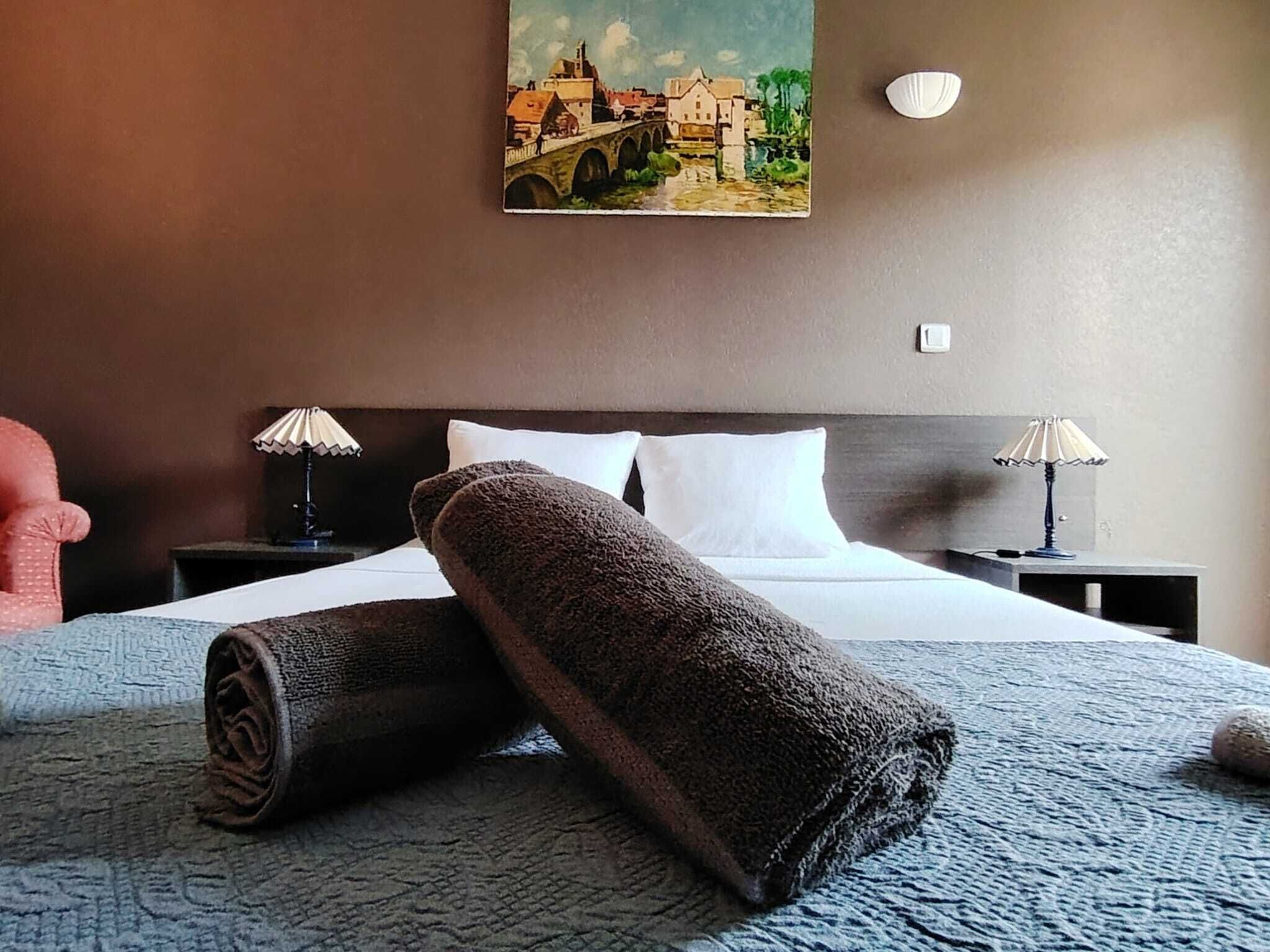 2 bedrooms, iron/ironing board, internet, bed sheets