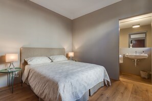2 chambres, fer et planche à repasser