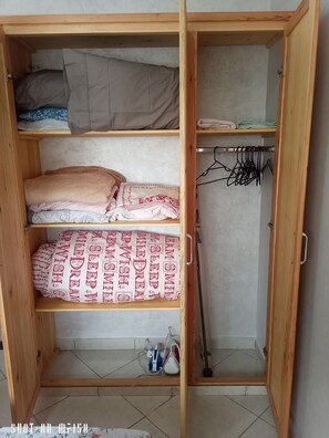 2 bedrooms, iron/ironing board, free WiFi, bed sheets