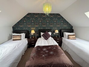 8 bedrooms, iron/ironing board, free WiFi, bed sheets - Abalone Accommodation -Large home for group/family holidays (Duncanston)