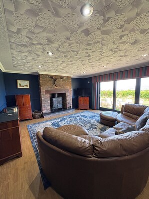 Smart TV, fireplace - Abalone Accommodation -Large home for group/family holidays (Duncanston)