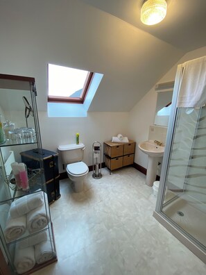 Shower, hair dryer, towels, soap - Abalone Accommodation -Large home for group/family holidays (Duncanston)