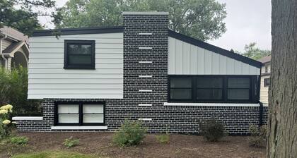 Mid-century modern turned MODERN. Close to all the attractions that Chicago has.