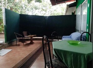 Outdoor dining - Bamboo Jungle House at MANUEL ANTONIO / 2 Rooms / Fully Equipped Kitchen (Quepos)