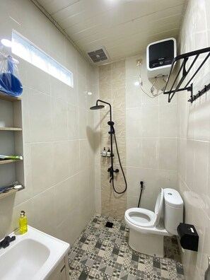 Villa Deluxe, balcón, vistas al jardín | Baño | Ducha, artículos de higiene personal gratuitos, jabón y champú