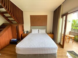 Escritorio, espacio para trabajar con laptop y ropa de cama 