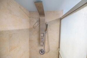 Douche, sèche-cheveux, serviettes fournies, papier toilette
