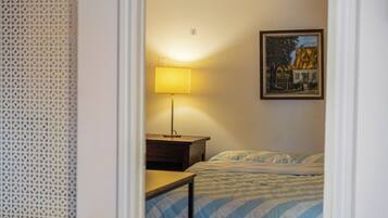 2 bedrooms, internet, bed sheets