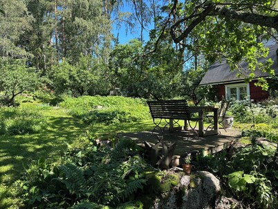 Countryside Retreat: A remodeled 1800’s artist cottage on the lake