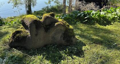 Countryside Retreat: A remodeled 1800’s artist cottage on the lake