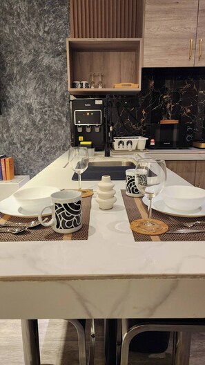 Studio, 1 chambre, accessible aux personnes à mobilité réduite, balcon | Salle à manger