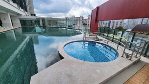 Estudio, 1 habitación, accesible para personas con discapacidad, balc ón | Piscina | Una piscina al aire libre