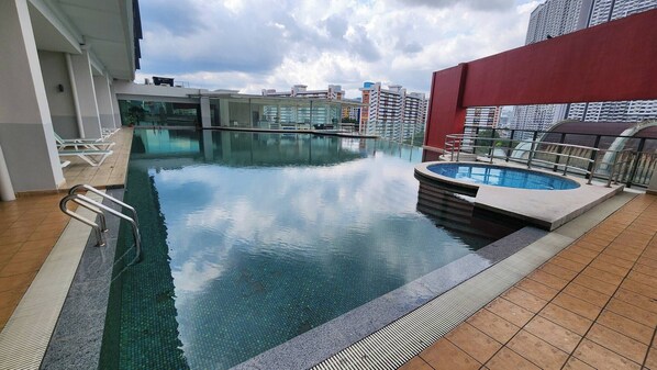 Una piscina al aire libre