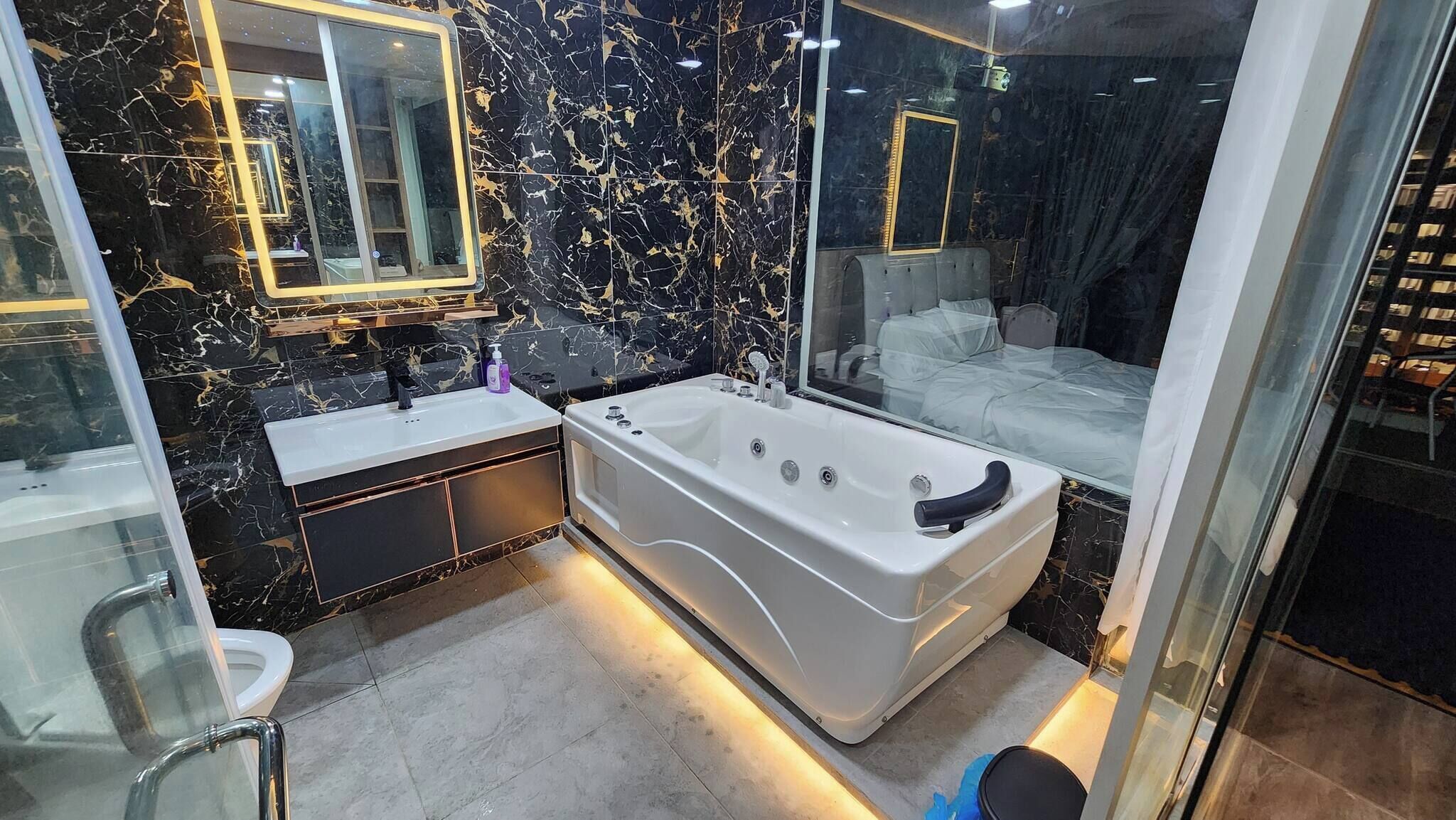 Studio, 1 Bedroom, Accessible, Balcony | Bathroom