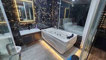 Studio, 1 Bedroom, Accessible, Balcony | Bathroom