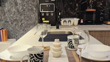 Studio, 1 Bedroom, Accessible, Balcony | Dining room