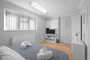 3 habitaciones, tabla de planchar con plancha, wifi y ropa de cama