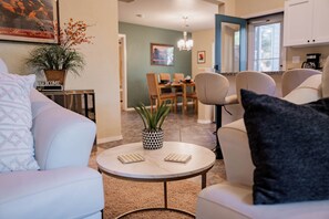 Dining - Flagstaff sleeps 8, fall leaves, close to NAU (Flagstaff)