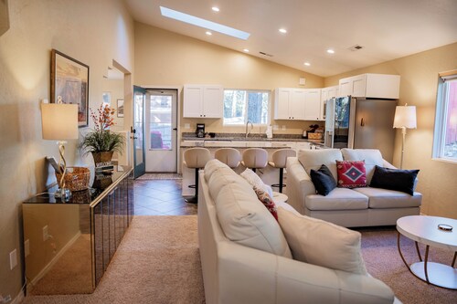 Flagstaff sleeps 8, fall leaves, close to NAU