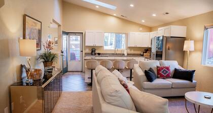 Flagstaff sleeps 8, fall leaves, close to NAU