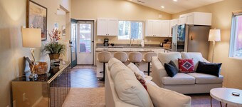 Flagstaff sleeps 8, fall leaves, close to NAU