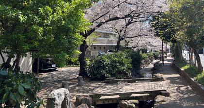 Independent villa located 9 minutes walk from the station, 13 minutes from Tokyo Station, and 14 minutes from Akihabara. Accommodates up to 6 adults and 1 infant. Three bedrooms, 60 square meters of private space.