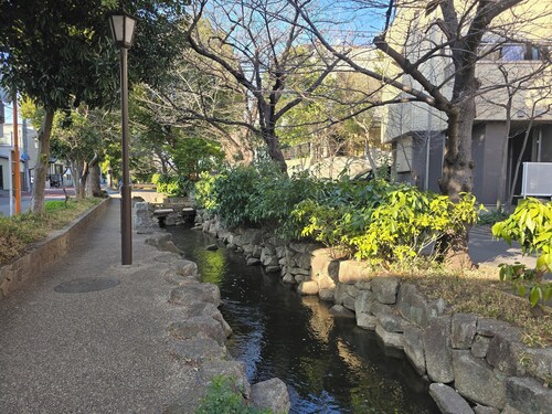 9-minute walk from Shinkoiwa Station, with easy access to Akihabara, Disneyland, Sensoji Temple, Shibuya, and Shinjuku, and convenient to Narita and Haneda airports.