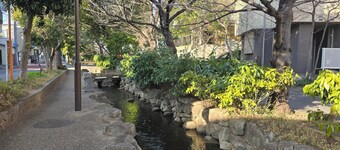 9-minute walk from Shinkoiwa Station, with easy access to Akihabara, Disneyland, Sensoji Temple, Shibuya, and Shinjuku, and convenient to Narita and Haneda airports.