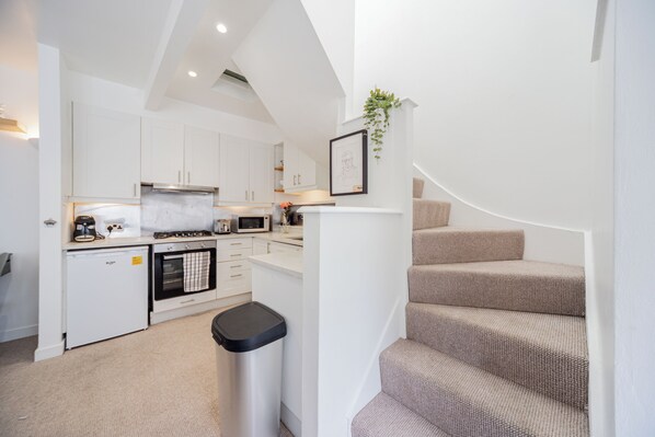 雪櫃、微波爐、焗爐、爐具