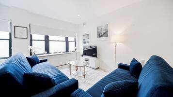 Smart-TV, Tischtennisplatte, Bücher