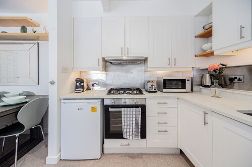 Cosy & Stylish 3 Bed House Near Shepherd’ Bush+ Central London | Wi-Fi | Parking