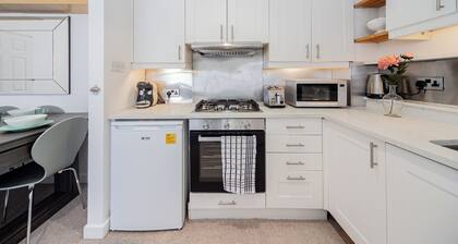 Cosy & Stylish 3 Bed House Near Shepherd’ Bush+ Central London | Wi-Fi | Parking