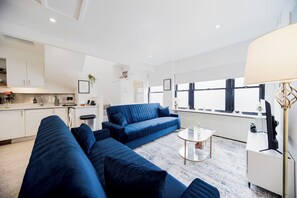 智能電視、乒乓球設施、書籍