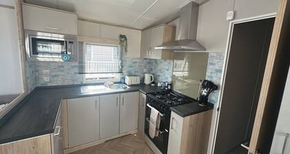8 Guests - Pet Friendly - Cayton Bay Coast Retreat