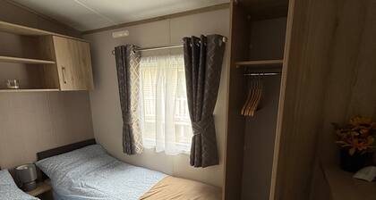 8 Guests - Pet Friendly- Cayton Bay Coastal Retreat