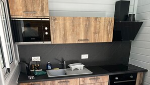 Microondas, horno, placa de cocina, lavavajillas