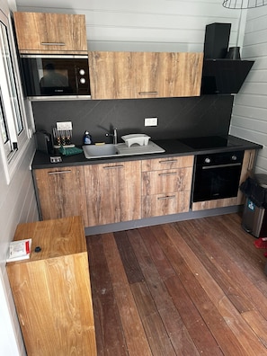 Micro-ondes, four, plaque de cuisson, lave-vaisselle
