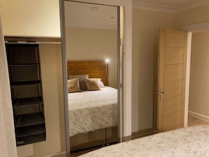3 habitaciones, tabla de planchar con plancha, wifi y ropa de cama